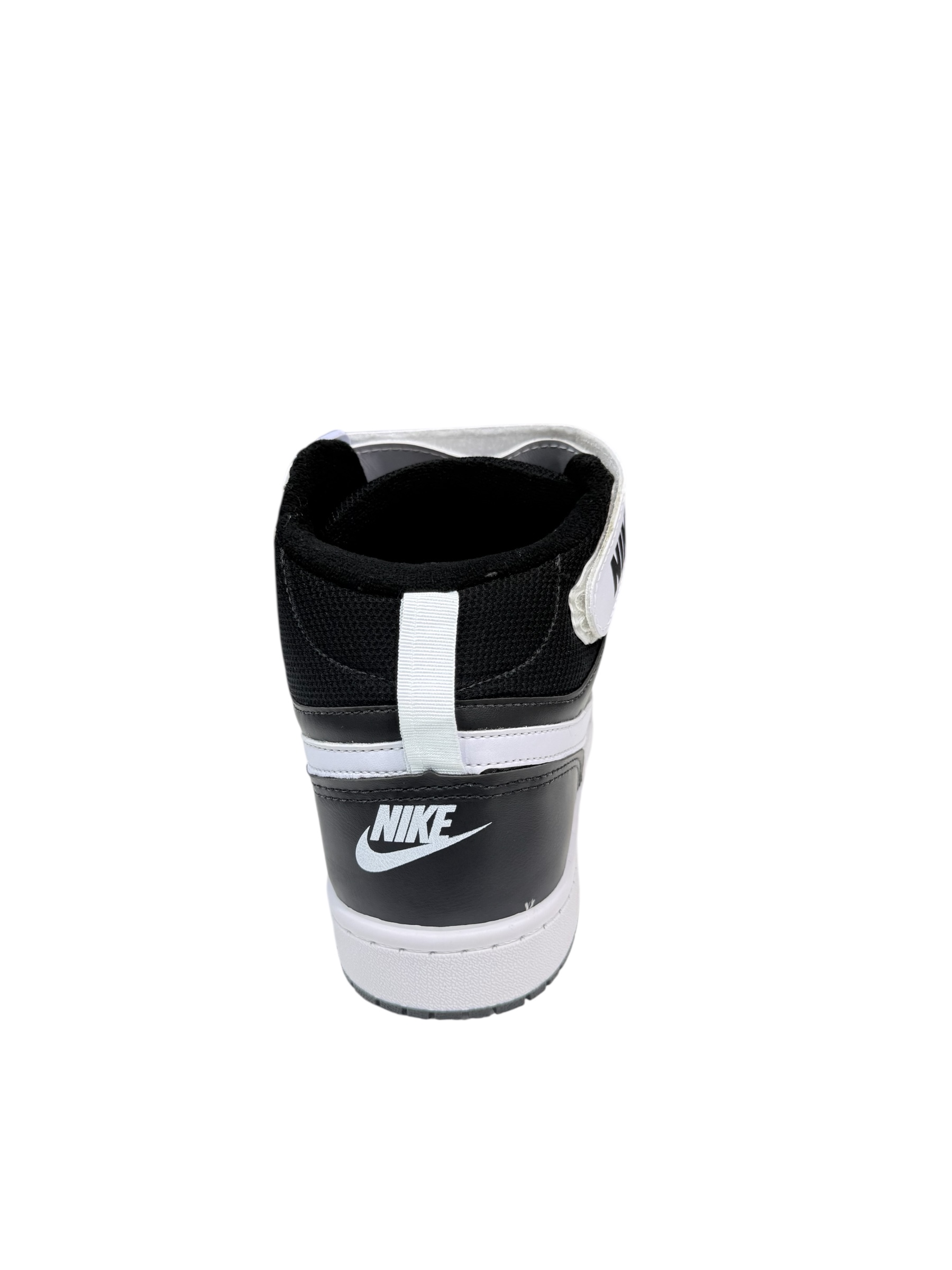 NIKE BOTA BOROUGH ( PRETO / BRANCO)